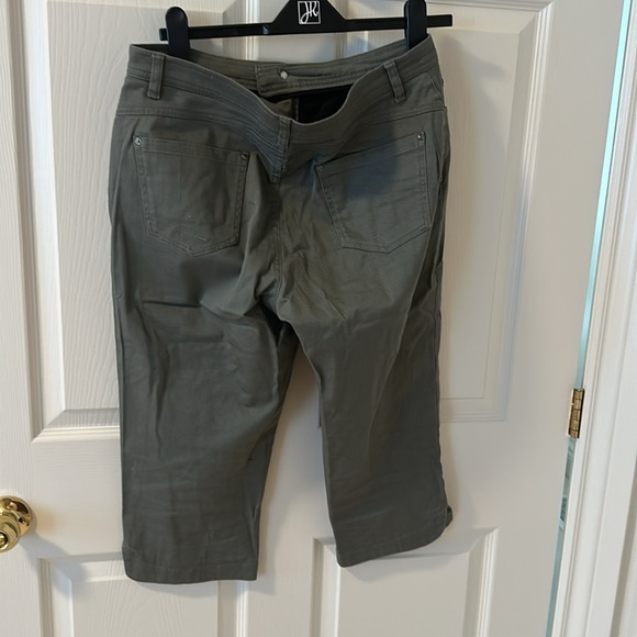 Haggar Green capris - Picture 2 of 2